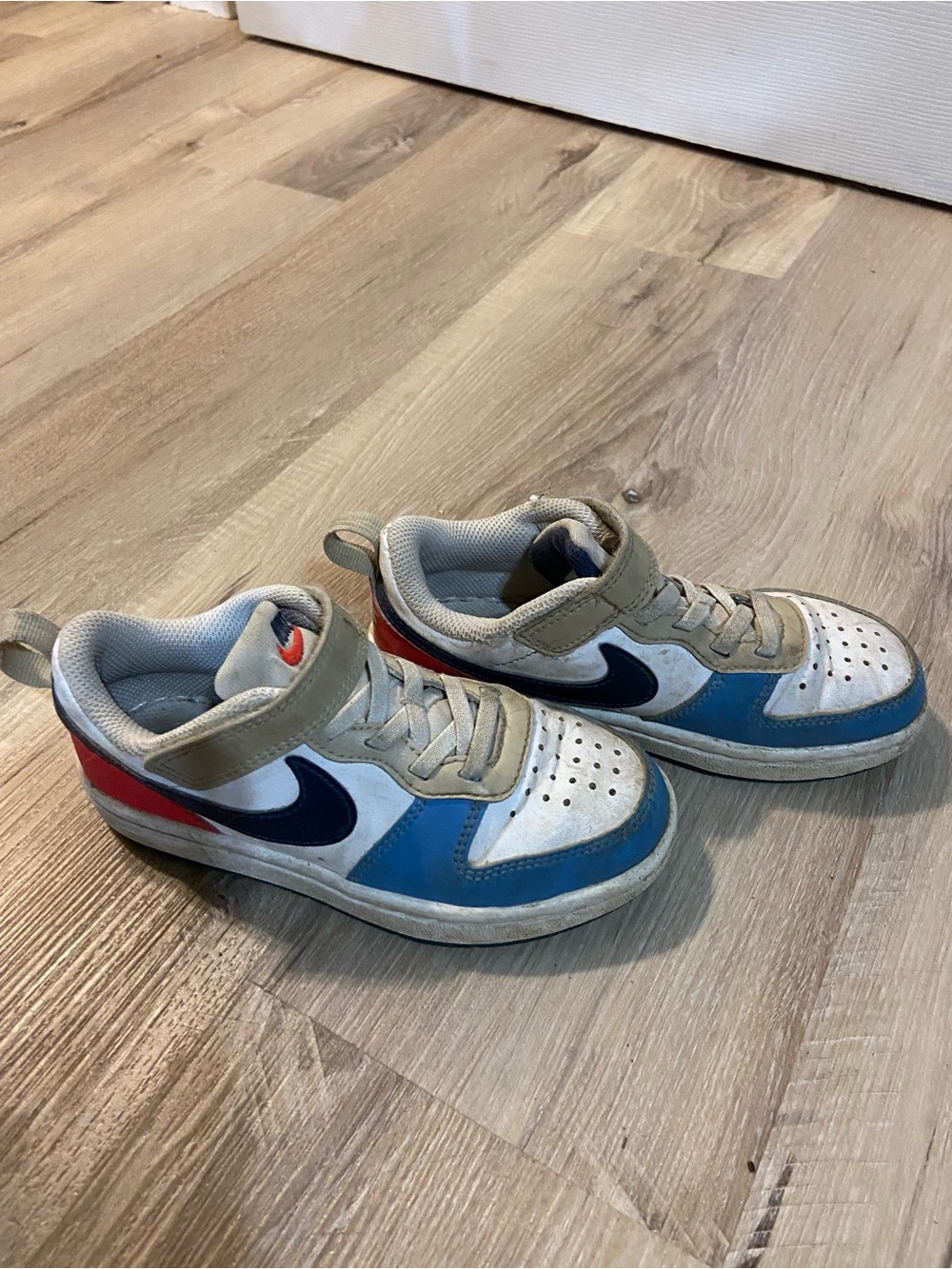 Nike Kids Low-Top Sneakers in White, Blue & Red